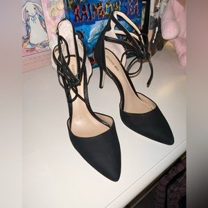 Gianni Bini 9.5 black womens heels with pointed toe and ankle tie